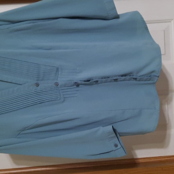 Is green button-down top with buttons on sleevesDown top with buttons on sleeves - Picture 3 of 3